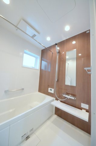 井口四丁目の浴室|人気の換気乾燥暖房機付き。１坪タイプの大きなバスルームなので足を伸ばしてゆっくり湯船につかることができます