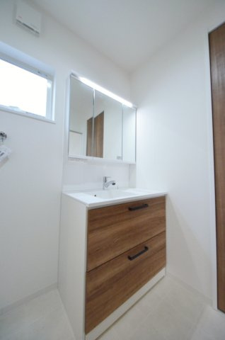 井口四丁目の独立洗面台|清潔感あふれるシャワー付洗面台と洗面室。余裕のスペース。窓もあり明るく通気も良いです