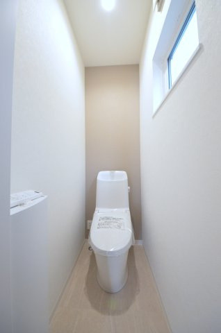 井口四丁目のトイレ|窓のある明るいトイレ。勿論ウォシュレット付です。収納スペースもあります。