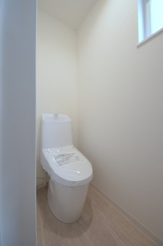 井口四丁目のトイレ|窓のある明るいトイレ。勿論ウォシュレット付です。収納スペースもあります。