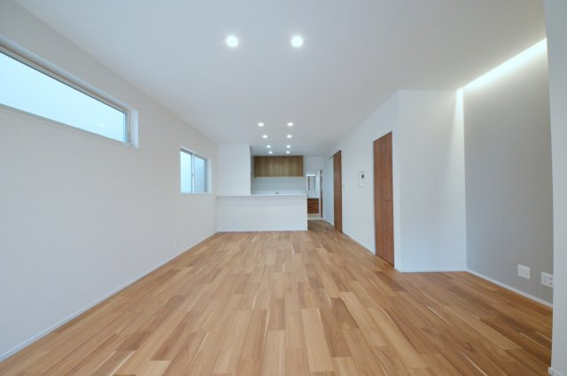 井口四丁目の居間・リビング|東南向きで陽当たりが良く、窓の多いリビング空間。オープンタイプの対面式キッチンでリビングが隅まで見渡せます。キッチンにいながら小さなお子様にも目が届き安心です。