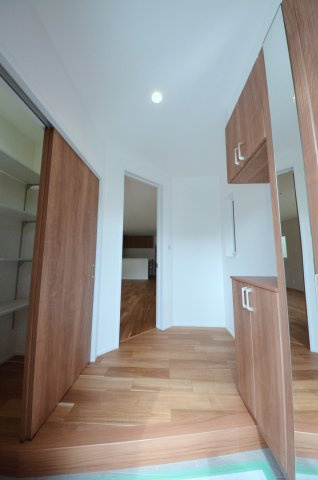 井口四丁目の玄関|玄関にはシューズボックスと土間収納もあり。玄関周りの収納スペースもしっかり確保されています。