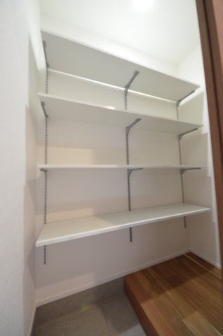 井口四丁目の収納|広い土間収納。玄関周りの収納スペースもしっかり確保されています。