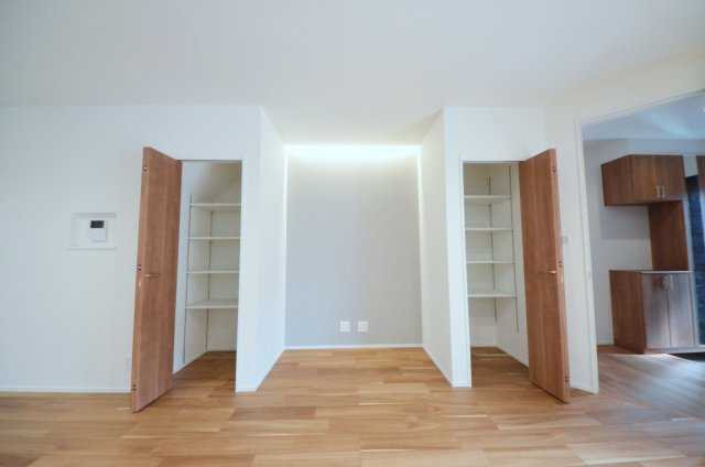 井口四丁目の収納|リビングにも大容量の収納スペースがあります