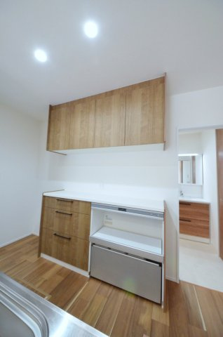 井口四丁目のキッチン|大容量のカップボードが標準装備！キッチン周りの収納スペースもしっかり確保されています。