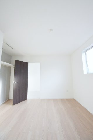 五日市町大字昭和台の洋室|全居室収納スペース有、お部屋が広く綺麗に使えます