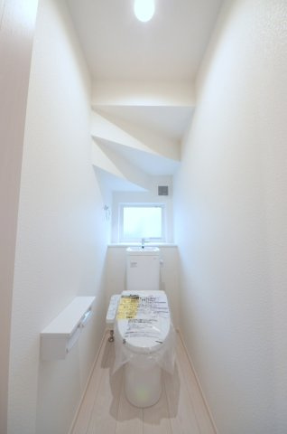 坪井一丁目のトイレ|窓のある明るいトイレ
勿論ウォシュレット付きです