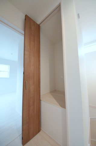 坪井一丁目の収納|廊下にも収納スペースがあります