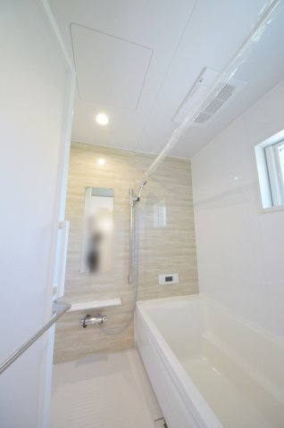 皆賀一丁目の浴室|１坪タイプの大きなバスルーム
足を伸ばしてゆっくり湯船につかることができます