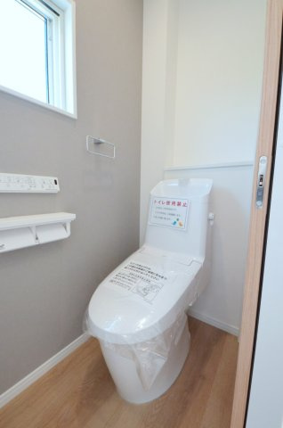 皆賀一丁目のトイレ|1階トイレ。勿論ウォシュレット付です。