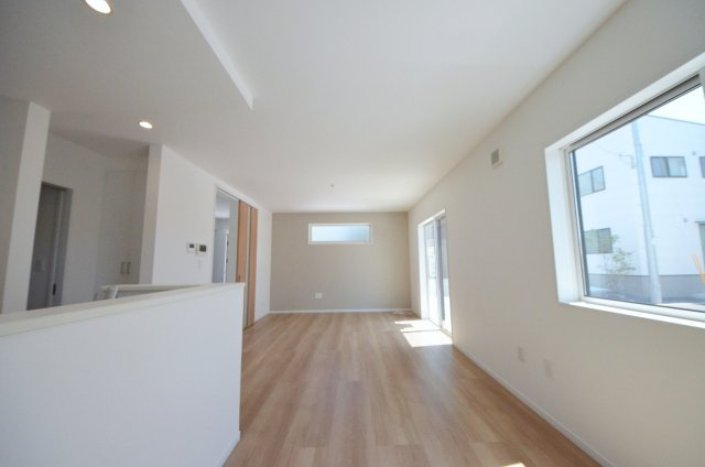 皆賀一丁目の居間・リビング|東南向きで陽当たりが良く、窓の多いリビング空間。オープンタイプの対面式キッチンでリビングが隅まで見渡せます。キッチンにいながら小さなお子様にも目が届き安心です。