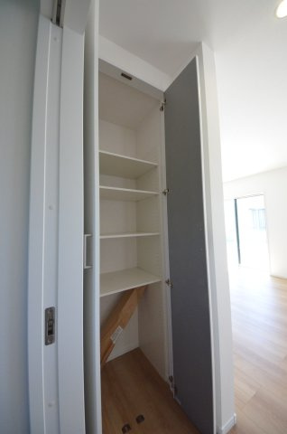 皆賀一丁目の収納|キッチンにパントリースペースがあります