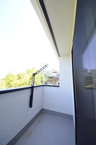 皆賀一丁目のバルコニー|バルコニーは屋根があるので急な雨でも安心です