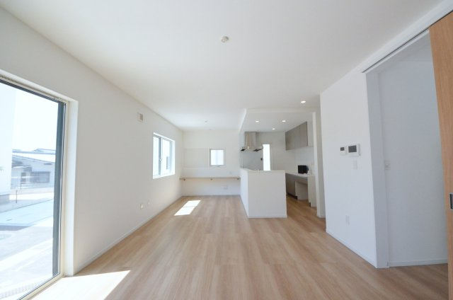 皆賀一丁目の居間・リビング|東南向きで陽当たりが良く、窓の多いリビング空間。オープンタイプの対面式キッチンでリビングが隅まで見渡せます。キッチンにいながら小さなお子様にも目が届き安心です。