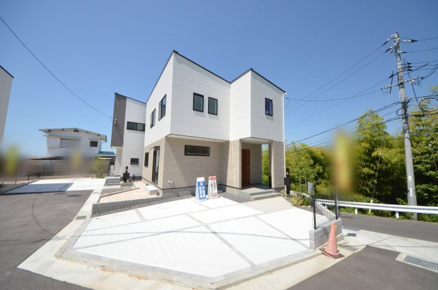 皆賀一丁目の外観|前面道路は交通量も少なく駐車楽々
駐車は2台可能です