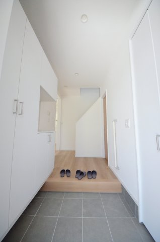 皆賀一丁目の玄関|玄関には大容量のシューズボックスあり。
玄関周りの収納スペースもしっかり確保されています。