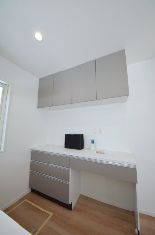 皆賀一丁目の収納|大容量のカップボードが標準装備！キッチン周りの収納スペースもしっかり確保されています。