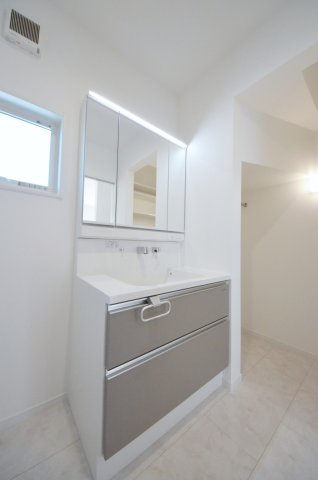 皆賀一丁目の洗面所|清潔感あふれるシャワー付洗面台と洗面室。ランドリールーム兼用の広々スペース。窓もあり明るく通気も良いです