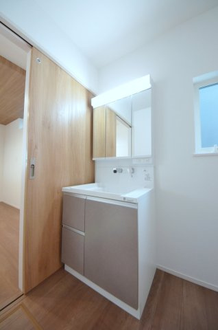 平良二丁目の独立洗面台|清潔感あふれるシャワー付洗面台と洗面室。余裕のスペース。窓もあり明るく通気も良いです