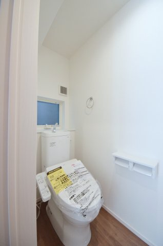 平良二丁目のトイレ|窓のある明るいトイレ
勿論ウォシュレット付きです