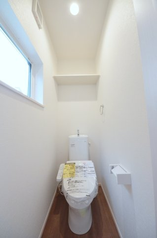 平良二丁目のトイレ|窓のある明るいトイレ
勿論ウォシュレット付きです