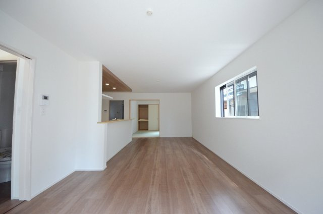 平良二丁目の居間・リビング|南西向きの広く明るいリビング空間。オープンタイプの対面式キッチンでリビングが隅まで見渡せます。キッチンにいながら小さなお子様にも目が届き安心です。