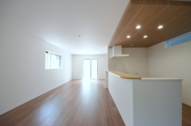 平良二丁目の居間・リビング|南西向きの広く明るいリビング空間。オープンタイプの対面式キッチンでリビングが隅まで見渡せます。キッチンにいながら小さなお子様にも目が届き安心です。