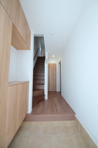 平良二丁目の玄関|玄関には大容量のシューズボック有
廊下に収納もあり玄関周りの収納も充実しています