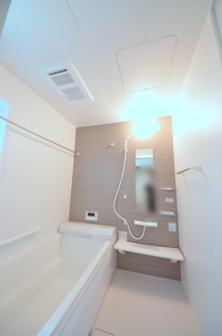 平良二丁目の浴室|人気の換気乾燥暖房機付き。１坪タイプの大きなバスルームなので足を伸ばしてゆっくり湯船につかることができます