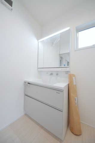 山本五丁目の独立洗面台|清潔感あふれるシャワー付洗面台と洗面室。余裕のスペース。窓もあり明るく通気も良いです