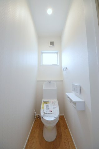 山本五丁目のトイレ|窓のある明るいトイレ
勿論ウォシュレット付きです