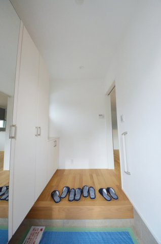 山本五丁目の玄関|玄関には大容量のシューズボックスがあります