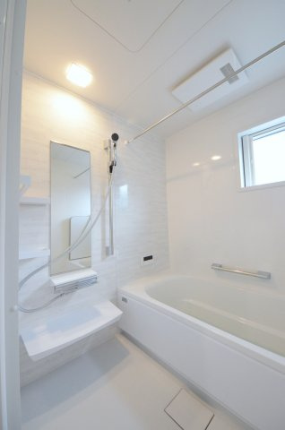 山本五丁目の浴室|人気の換気乾燥暖房機付き。１坪タイプの大きなバスルームなので足を伸ばしてゆっくり湯船につかることができます