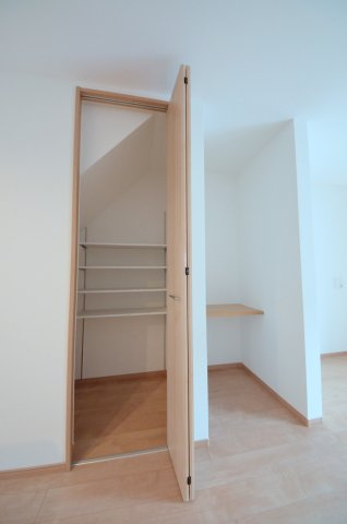 清水ヶ丘の収納|キッチン横にパントリースペースとカウンター有