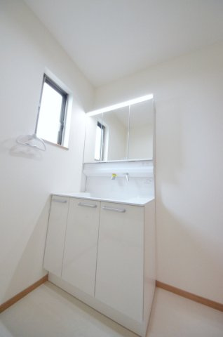 清水ヶ丘の独立洗面台|清潔感あふれるシャワー付洗面台と洗面室。余裕のスペース。窓もあり明るく通気も良いです