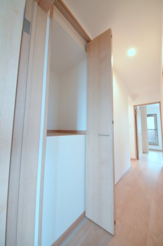 清水ヶ丘の収納|廊下にも収納スペースがあります