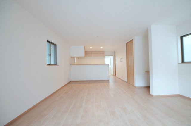 清水ヶ丘の居間・リビング|広く明るいリビング空間。オープンタイプの対面式キッチンでリビングが隅まで見渡せます。キッチンにいながら小さなお子様にも目が届き安心です。