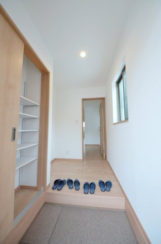 清水ヶ丘の玄関|玄関周りの収納スペースもしっかり確保してあります