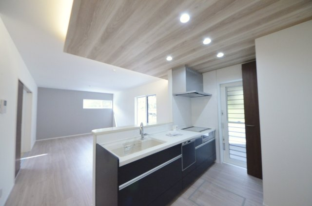 長楽寺一丁目のキッチン|陽当たりが良く、窓の多いリビング空間。オープンタイプの対面式キッチンでリビングが隅まで見渡せます。キッチンにいながら小さなお子様にも目が届き安心です。