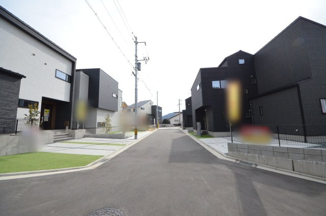 長楽寺一丁目の前面道路含む現地写真|前面道路は交通量が少なく駐車楽々