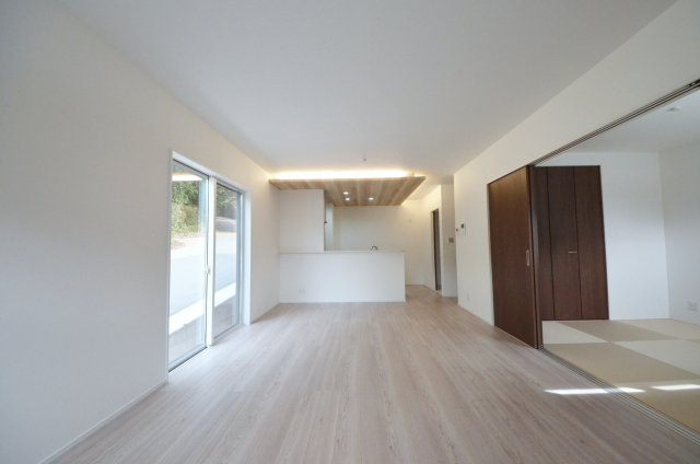 長楽寺一丁目の居間・リビング|陽当たりが良く、窓の多いリビング空間。オープンタイプの対面式キッチンでリビングが隅まで見渡せます。キッチンにいながら小さなお子様にも目が届き安心です。