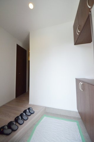 長楽寺一丁目の玄関|玄関には大容量のシューズボックス有。玄関周りの収納スペースもしっかり確保されています。