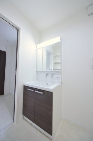 長楽寺一丁目の独立洗面台|清潔感あふれるシャワー付洗面台と洗面室。余裕のスペース。窓もあり明るく通気も良いです