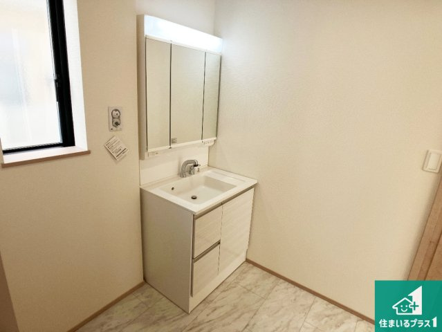 明石市松が丘　新築一戸建ての独立洗面台|清潔感のある洗面台です。フラットな鏡は掃除がしやすく毎日清潔！鏡裏には収納があるのでスッキリとした洗面台が保てます。