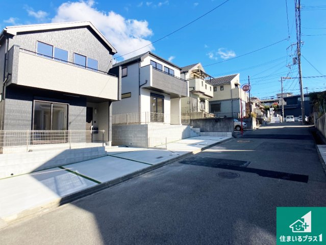 明石市松が丘　新築一戸建ての前面道路含む現地写真|周辺は閑静な住宅街！前面道路広々で車の出し入れも便利です。駐車が苦手な方でも安心して車庫入れできます！