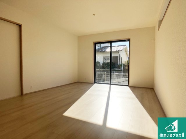 明石市松が丘　新築一戸建ての居間・リビング|日当たり良好の明るいリビングで朝の目覚めもスッキリできそう！対面キッチンでご家族のコミュニケーションも自然と増える設計！小さなお子様が遊ぶスペースを作っても広々とくつろげるLDK！