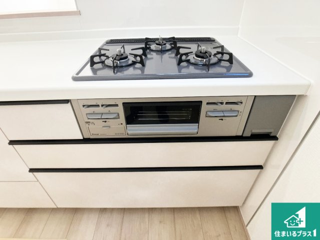 明石市松が丘　新築一戸建ての設備|ダブル高火力Ｓｉセンサー付きコンロ！３口あるので、まとめて料理をする時も大活躍！