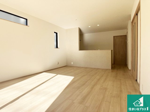 明石市松が丘　新築一戸建ての居間・リビング|子供を見守りながらお料理が出来るため家族のコミュニケーションか増えます♪スペースが広く確保されている為お子様が大きくなったときは一緒に料理を楽しめます♪