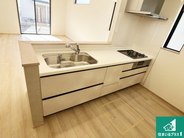 明石市松が丘　新築一戸建てのキッチン|リビングと統一感があり、使い勝手のいいキッチン。広々としているので、二人並んで作業が出来ちゃいます。お子様と一緒に色々なお料理に挑戦できるスペースがあります。