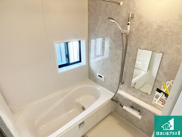 明石市松が丘　新築一戸建ての浴室|足をゆったり伸ばして寛げる浴槽です。窓が設けられていますので差し込む光が明るく穏やかな雰囲気にしてくれます♪浴室乾燥機も設置しているので、雨の日の洗濯物も安心です♪